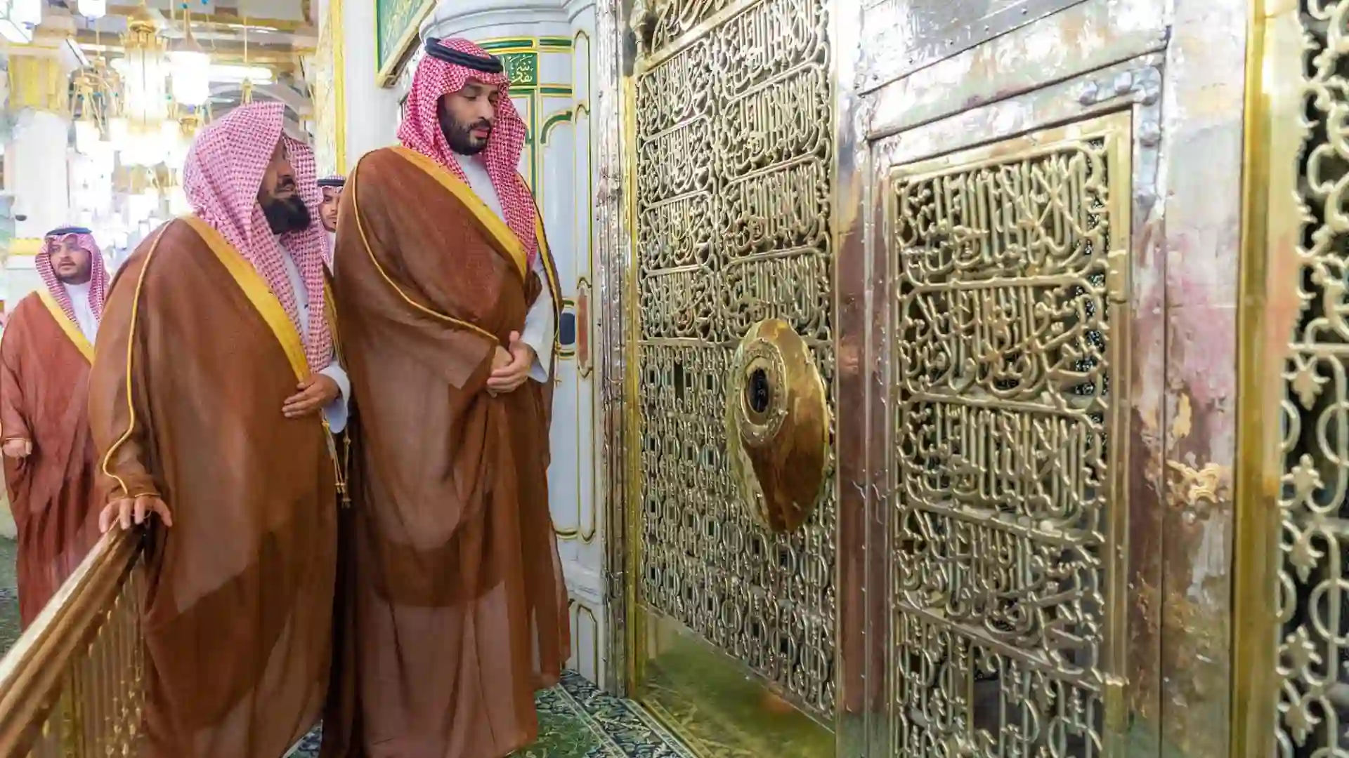 أداء الصلاة في الروضة الشريفة