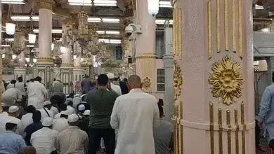 أداء الصلاة في الروضة الشريفة