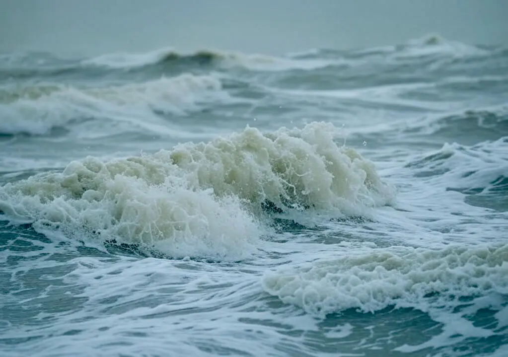 تفسير رؤية البحر الهائج في المنام